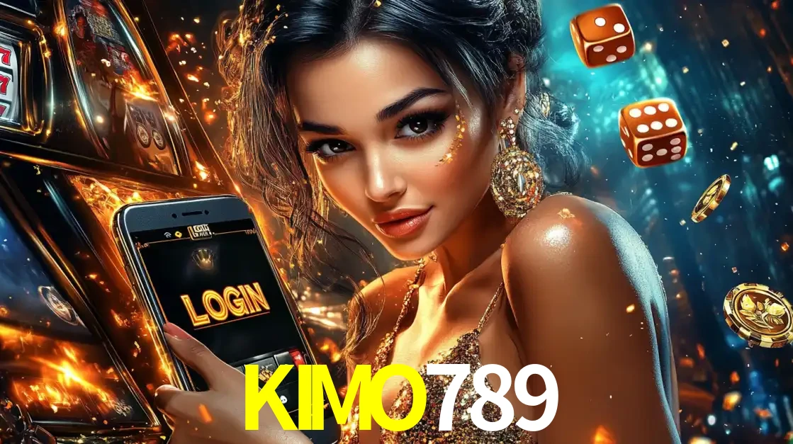 Mulher glamourosa segurando um celular com a tela de login do cassino KIMO789, rodeada por dados e moedas douradas, pronta para começar a diversão.